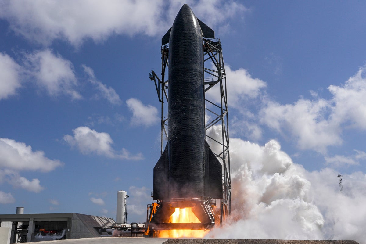 SpaceX enciende el Starship, el cohete más grande del mundo, para su vuelo clave
