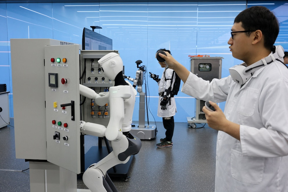 AgiBot Humanoid Robots Complete 8-Hour Shift in Real Factory Setting