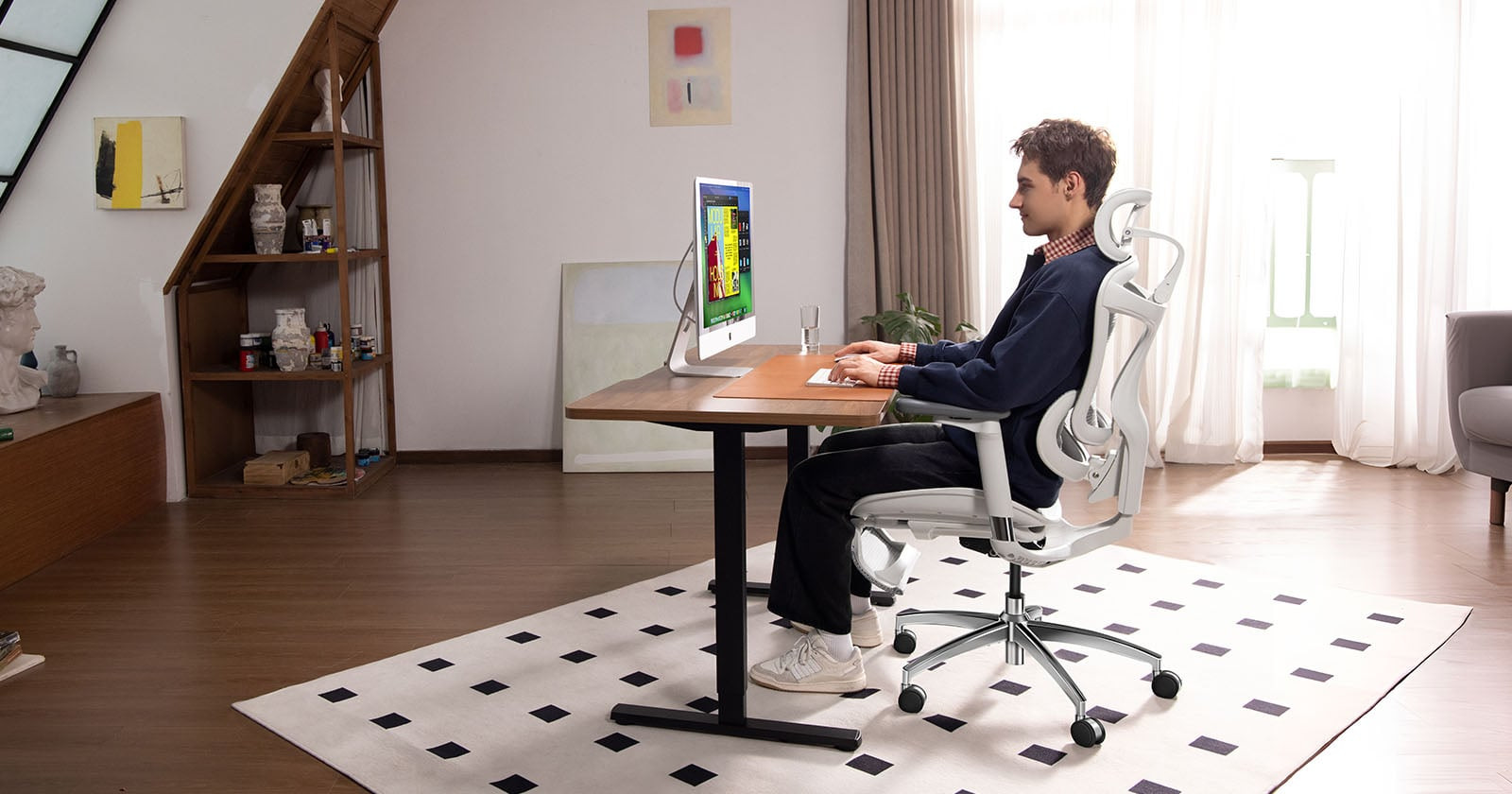 Sihoo's ergonomic chair supports comfort during long edits