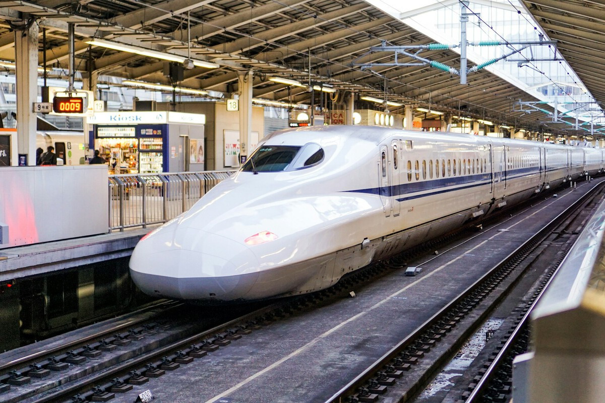 Japan's Bullet Train Revolution: 5G Windows and Headphone-Free Noise Cancellation