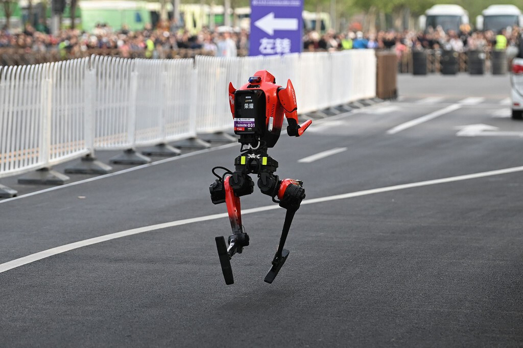 Un robot chino rompe el récord en media maratón y sorprende a todos