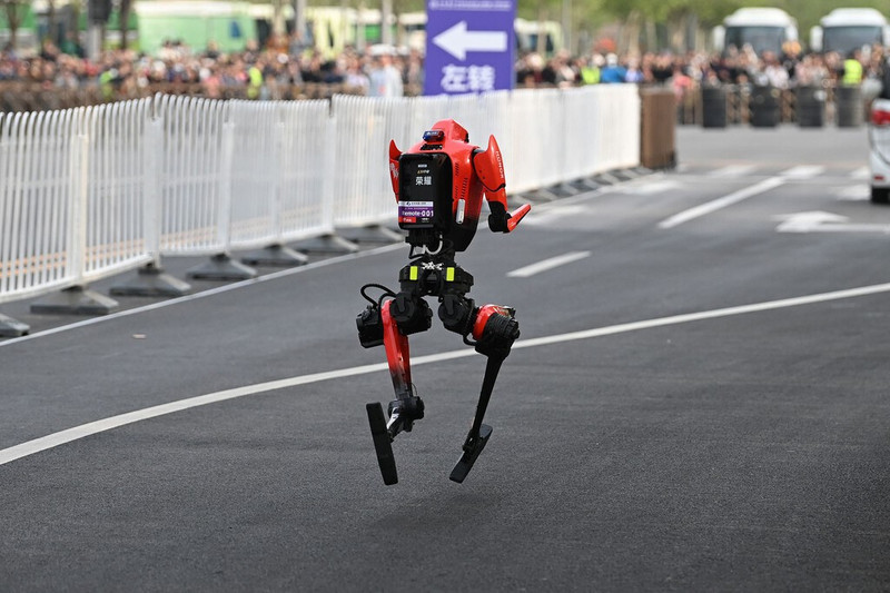 Un robot chino rompe el récord en media maratón y sorprende a todos
