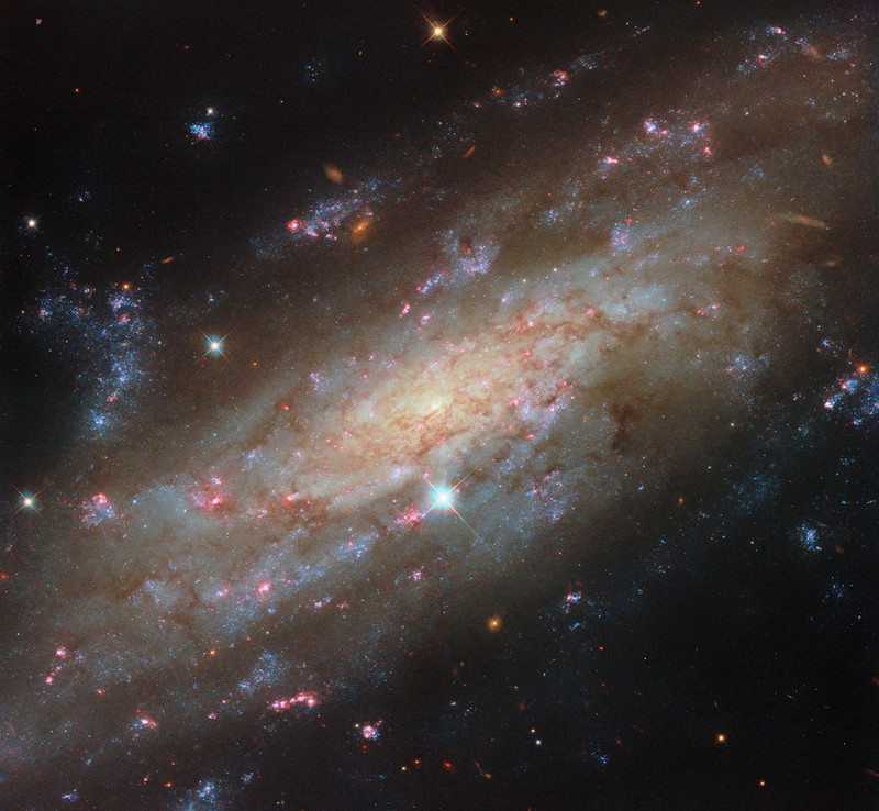 Hubble Spots a Bright Spiral Galaxy in the Antlia Constellation
