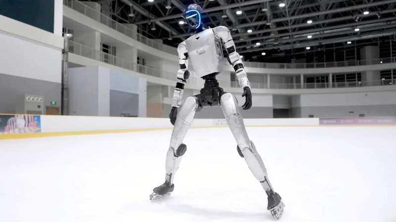 Un robot humanoide patina sobre hielo y sorprende por su equilibrio