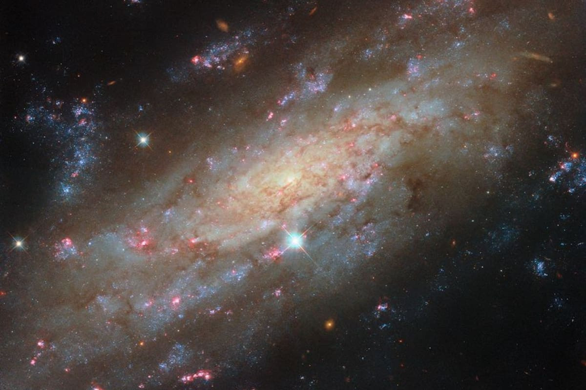 Hubble uncovers a spiral galaxy with a supermassive black hole