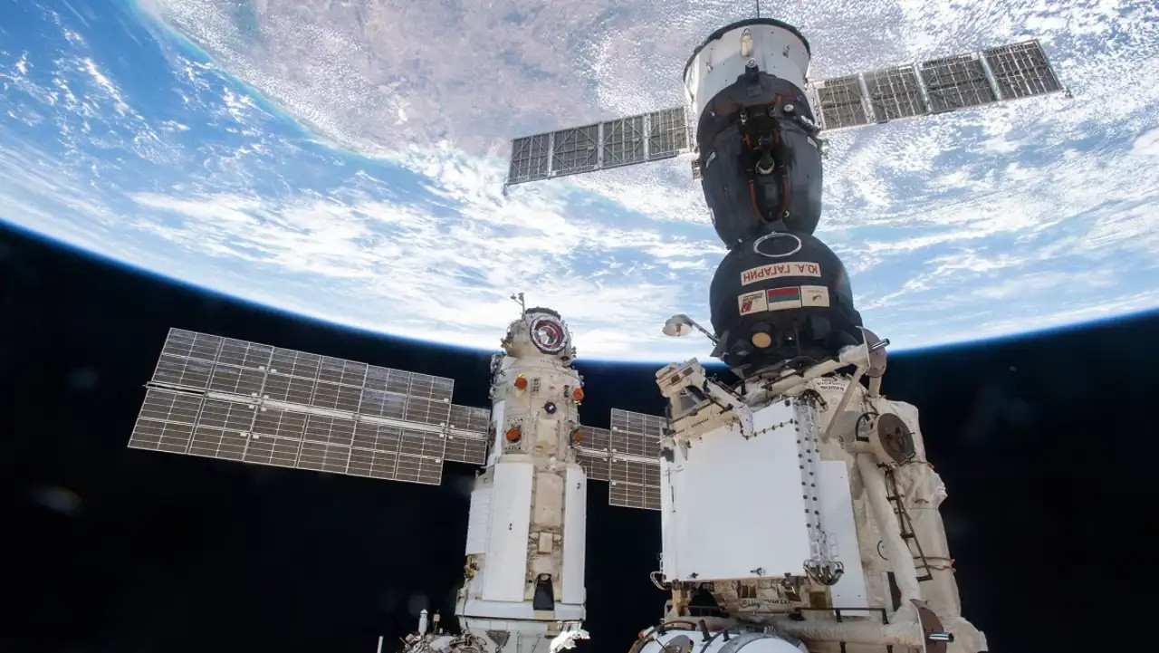 NASA Orders ISS Crew to SpaceX Craft Amid Russian Segment Leak