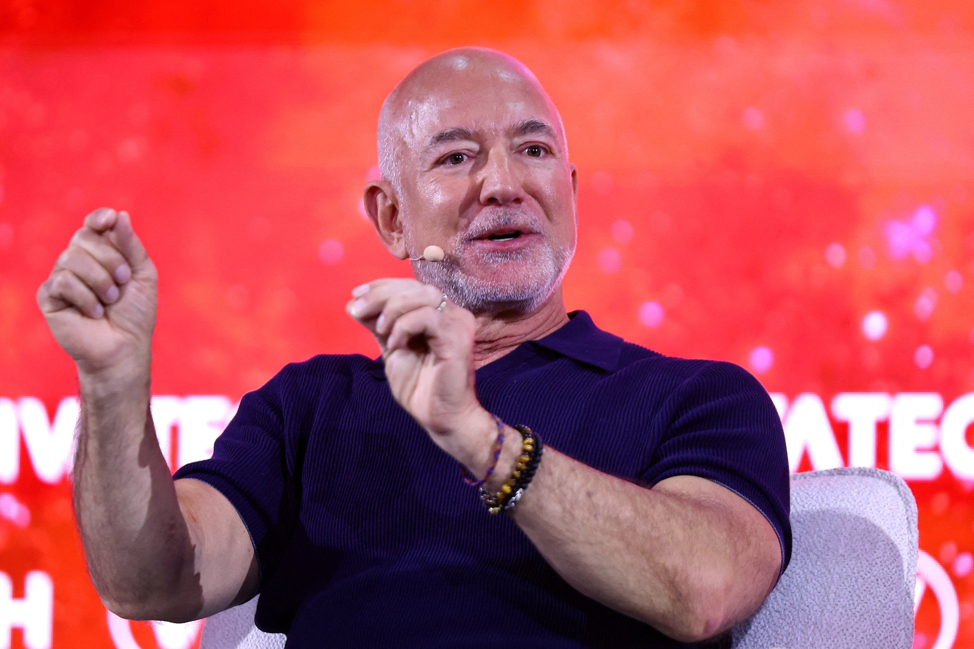 Jeff Bezos propone centros de datos espaciales y mudar industrias fuera de la Tierra